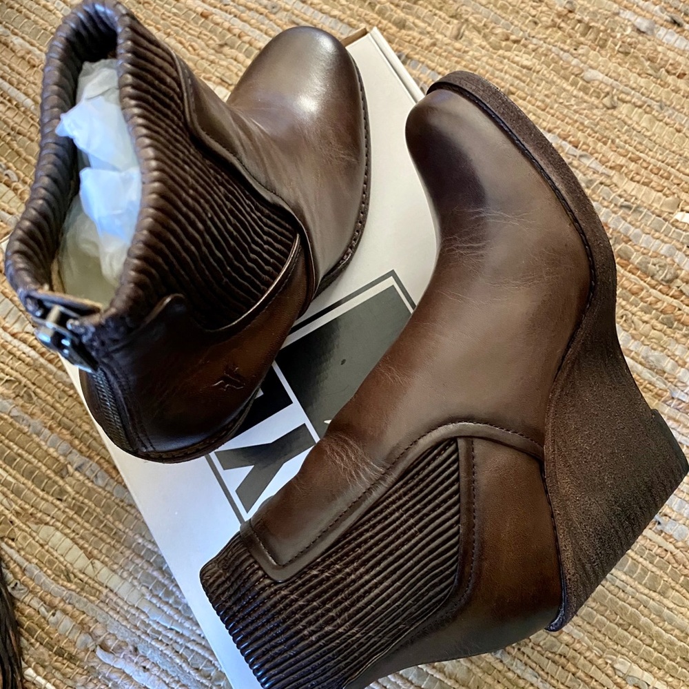 New! Frye Scrunch Back Zip Wedge Booties Size 7.5